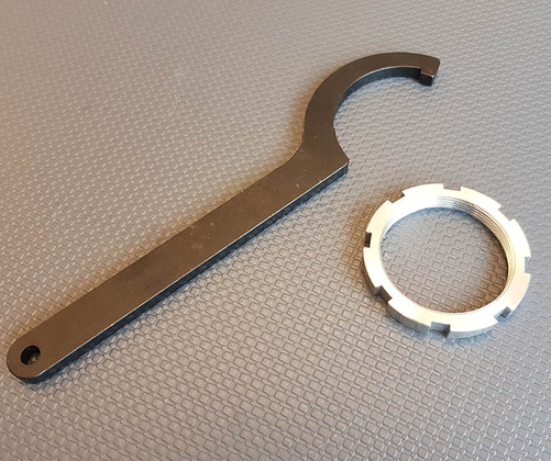Hakmutter och haknyckel till urtrampningslager